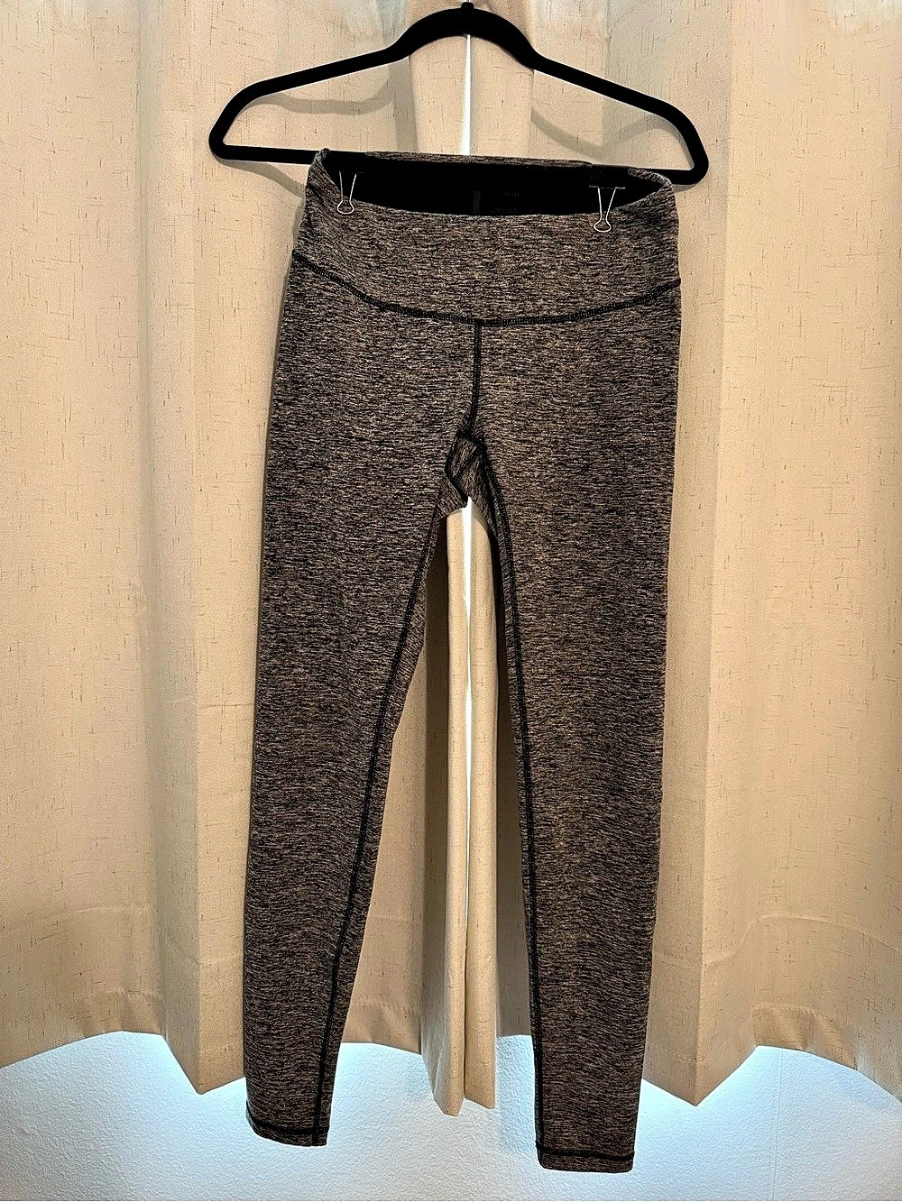 Lucy Gray & Black Mottled Athletic Leggings Size Medium